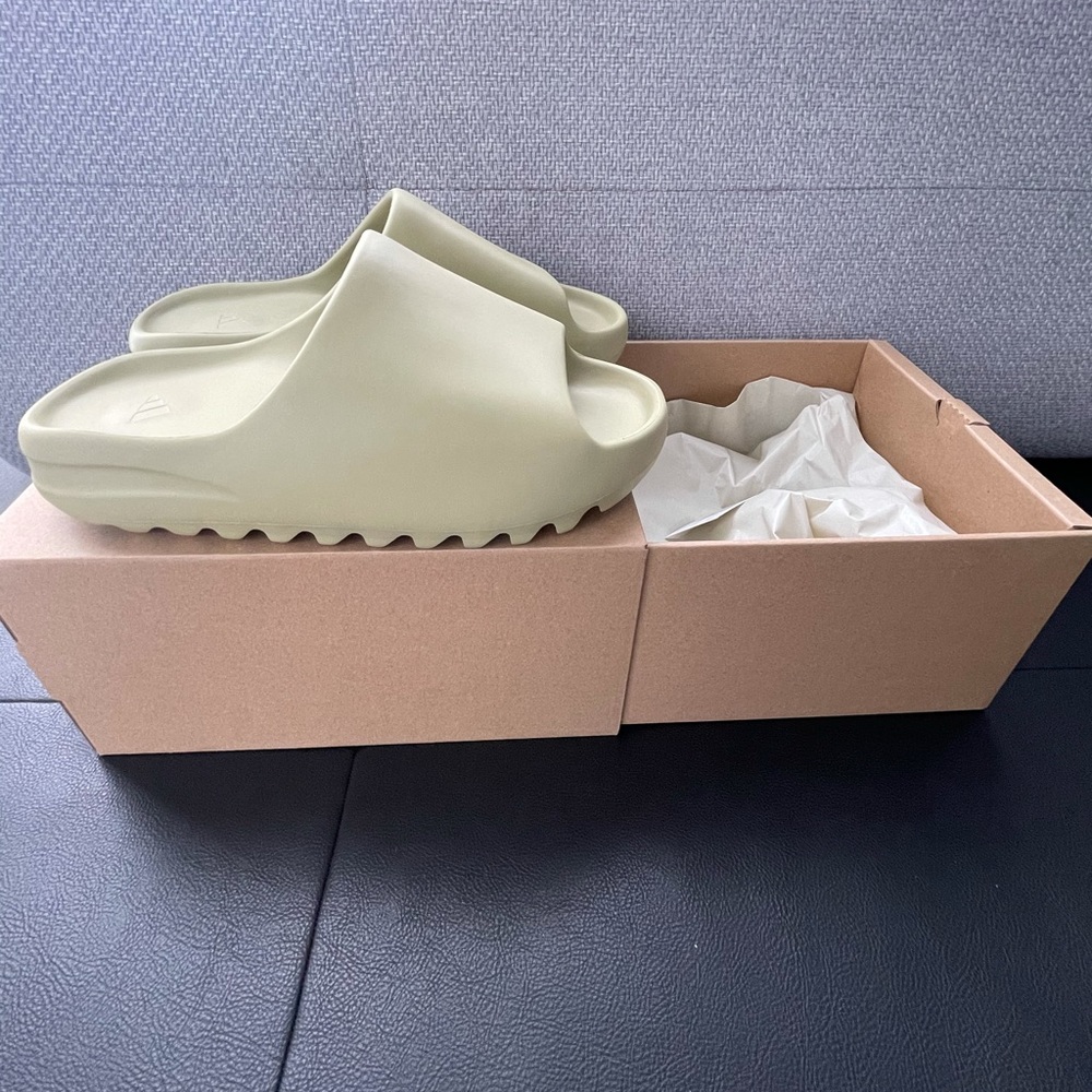 Yeezy slide resin
